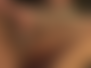 Adoro meia-calça, cinta-liga branca, camadas de náilon, rasgando meias-calças velhas em pedaços - a patroa coloca outra camada de meias-calças sobre a cinta-liga e as rasga em pedaços, enquanto masturba seu pau com cuspe.