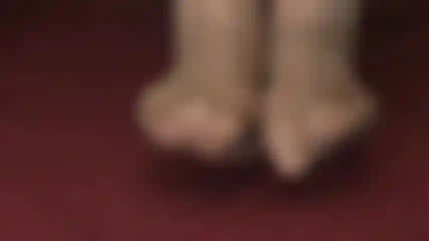 Meus pés de meia-calça bege estão cobertos de cuspe - um cuspe saboroso está pingando nos pés da sua deusa, deixando esses dedos de náilon tão molhados.