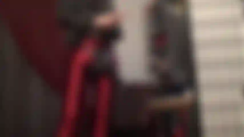 A senhora lubrifica seu enorme pau preto - tão carnudo e brilhante, que você quer acariciá-lo, beijá-lo, adorá-lo.