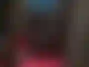 Meias de látex pretas sensuais combinadas com botas vermelhas de plataforma de cano alto. Supergostosa!