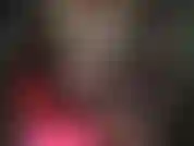 Com coxas de meia-calça, botas, látex e uma cinta-liga preta enorme.