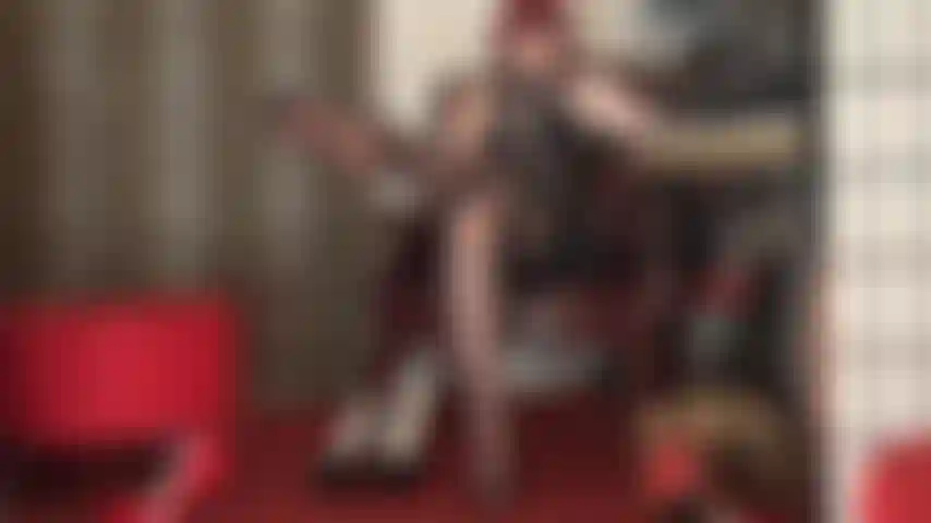 Um par de meias verdadeiramente único para você admirar - recorte no bumbum em formato de coração e meia-calça com costura e laços.