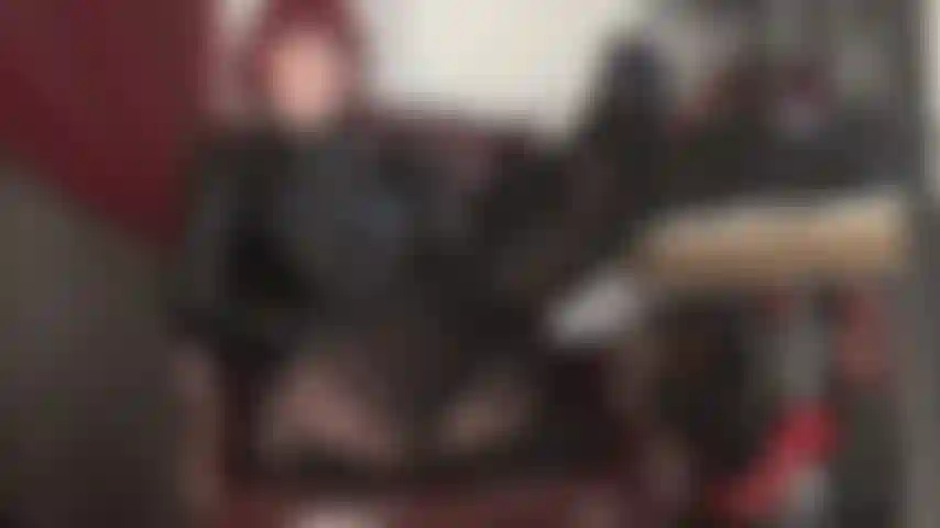 A senhora está com os pés para cima, usando meias e meias-calças estampadas. Adoro punheta e footjob nessa posição.