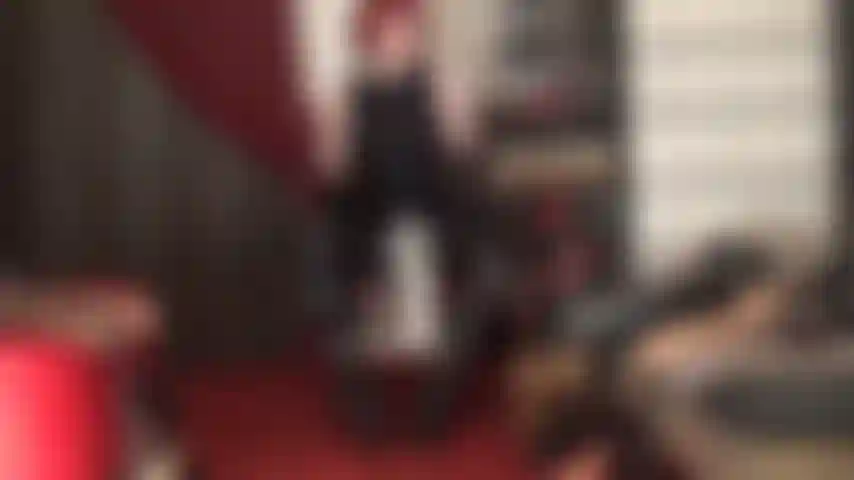 Um pau prateado gigante - enquanto os outros homens te observam, a amante te enche com seu pau gigante. Mostre a eles que boa puta você é, deslizando para cima e para baixo neste pau enorme para receber todo o esperma deles na sua cara.