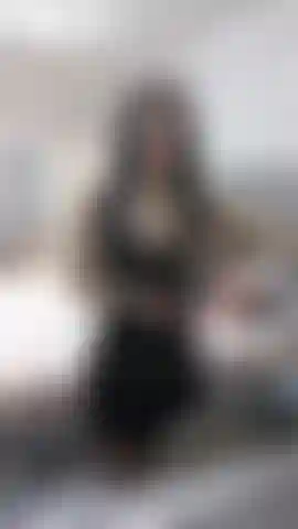 Lubrificando meu top de látex semitransparente e saia de látex preta, exibindo buceta.