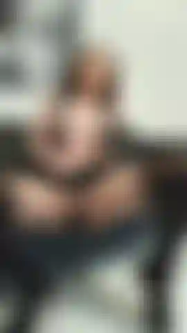 Fumando, me masturbando com minha varinha mágica e esguichando água pela meia-calça.