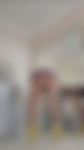 Vestido de látex bem curto, meia-calça e seios provocantes.