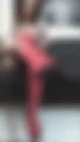 Nylons, pés, pernas |& peitos provocam.