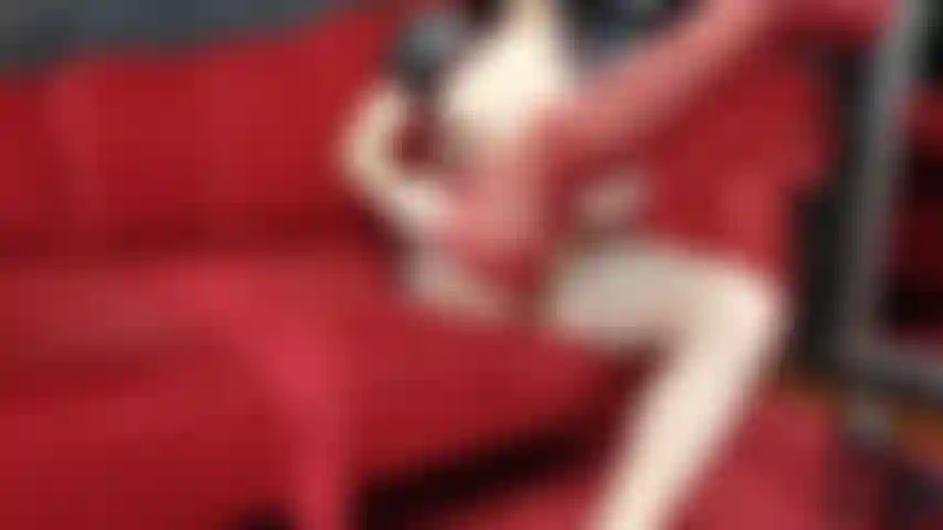 Vestindo meias-calças vermelhas vintage e saltos altos.