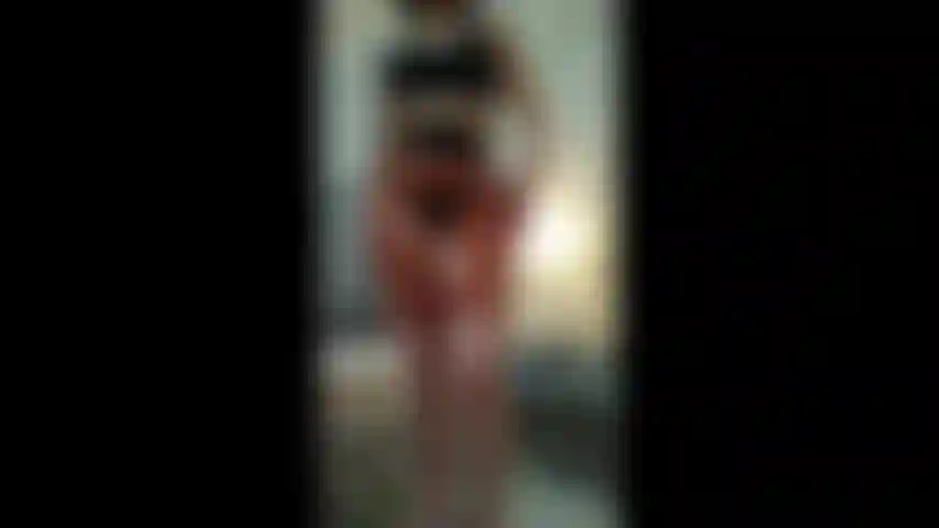 Saia de látex semitransparente provocante.