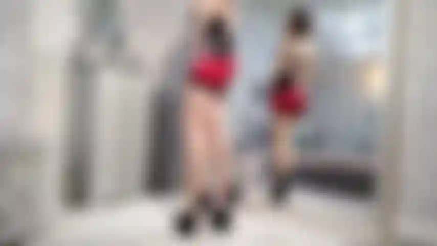 Minissaia látex e meia-calça crotchless provocante.