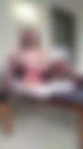 Fumando no terraço em lingerie sexy.