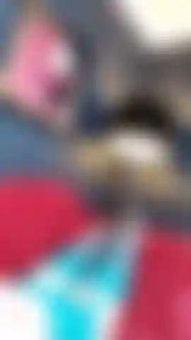 Tocando-me em gartebelt de látex turquesa e meias combinando.