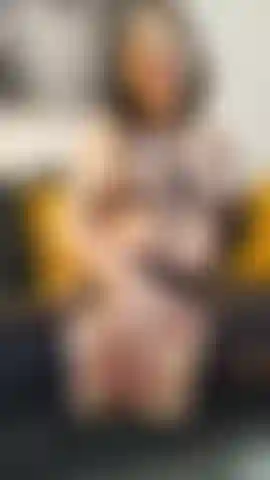 Meia-calça de elastano crotchless e arnês de couro provocador.