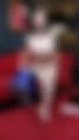 Vestindo meu lindo espartilho de látex underbust e meias azuis vintage.