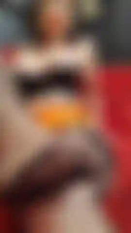 Pés, meias, peitos e provocação de cuspir.