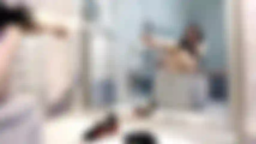 Sutiã sem copa, lingerie vintage e meias de nylon totalmente modernas.