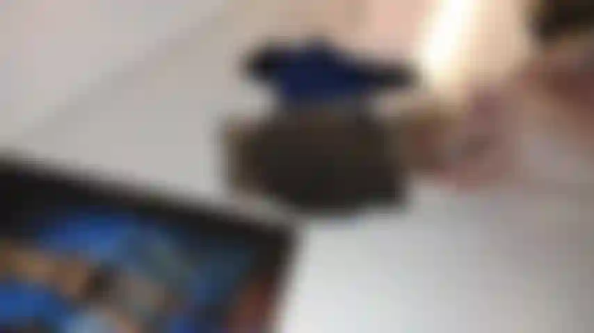 Meias nude/pretas com costura estampada.