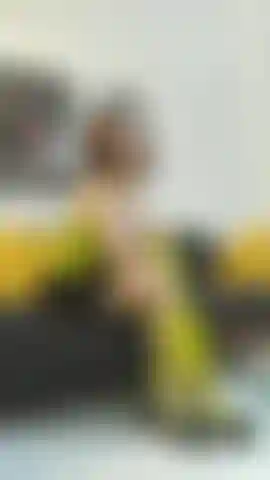 Couro, fumê e upskirt provocador.