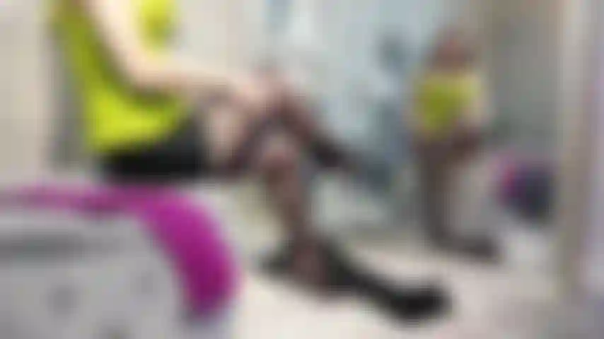 Nova roupa luxuosa de couro: espartilho, minissaia, luvas longas e botas de cano alto.