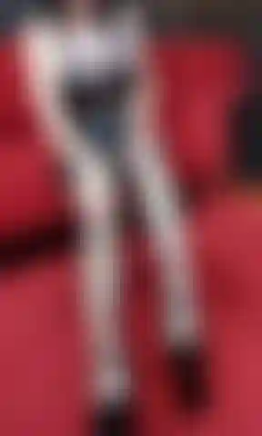 Tirando meias de náilon, sutiã de látex, mostrando bico de camelo.