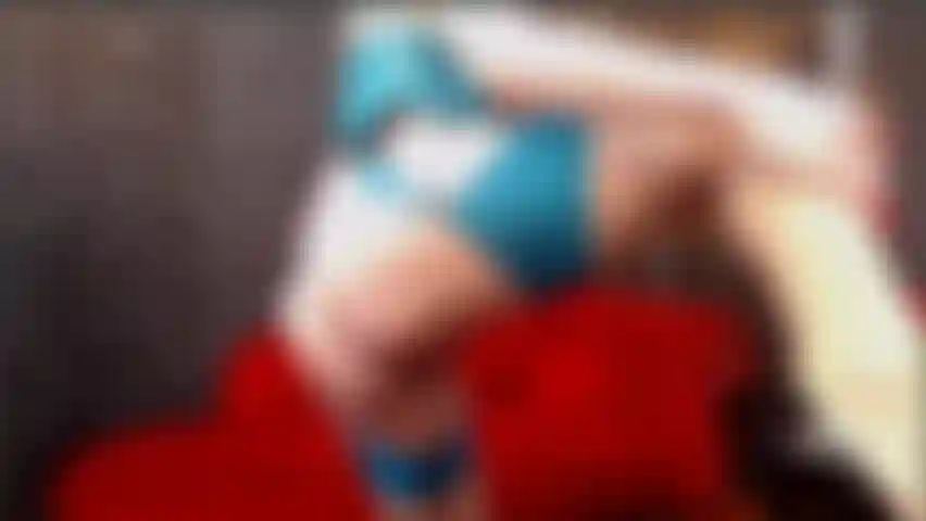 Corselete sem bojo de látex, bunda, bico de camelo e provocação de seios.