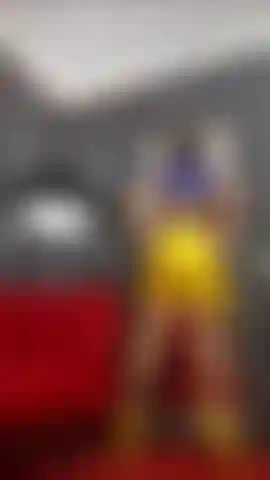 Látex, meia-calça, fumaça e provocação de seios.