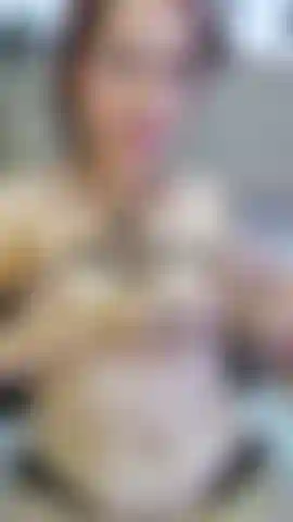 Pinças de pressão nos seios.