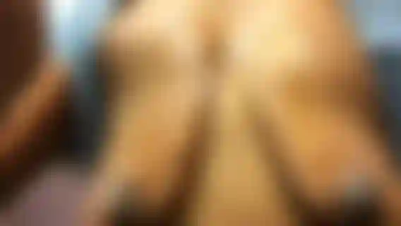 Ainda mais mel escorrendo lentamente e pingando dos meus seios.