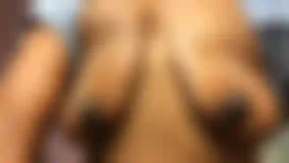 Honey lentamente escorrendo e pingando dos meus seios.