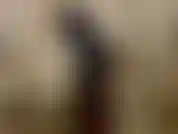 Chuveiro de camisa azul.