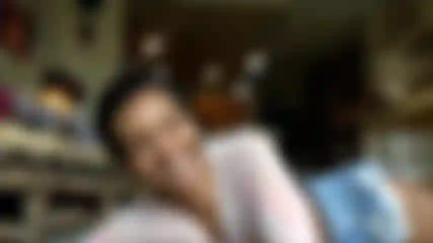 Deite a comédia - molhe meus lábios.