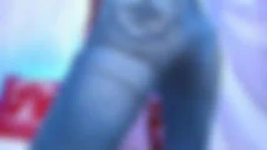 Vagabunda de jeans e pés adora pé fetiche por jeans. . Também mostro o pé e peço para você chupar e massagear os dedos. Adoro fetiche por pés e coisas jeans.