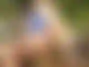 Buceta piscando na praia pública ao ar livre.