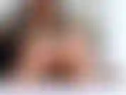 Pés em meias bege e provocação de buceta para amantes de nylons.