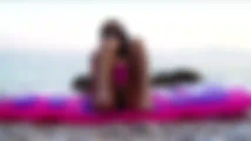 Flashes na praia. Te provoco com meu corpo gostoso na praia. Topless e buceta pública ao ar livre.