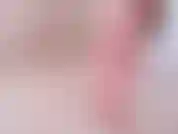 Dedos vermelhos perto ao ar livre.