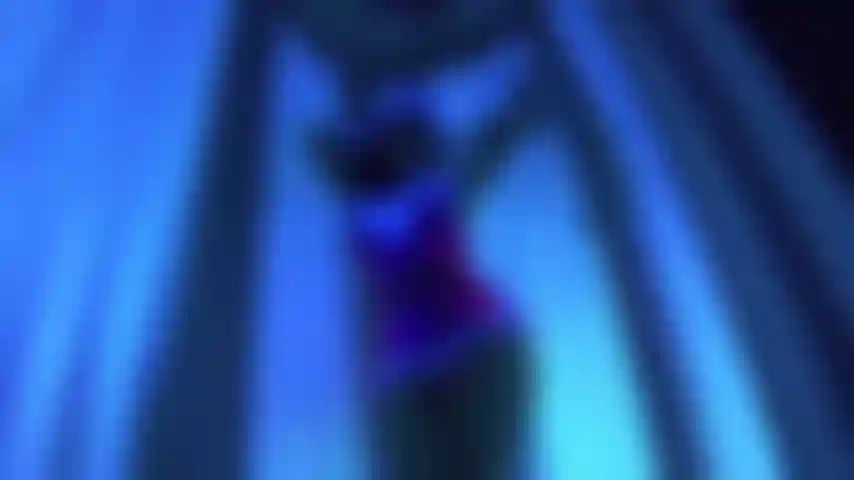 Natal de 2019. Duende do papai noel usa vibrador no solário. Slomo 60 fps.