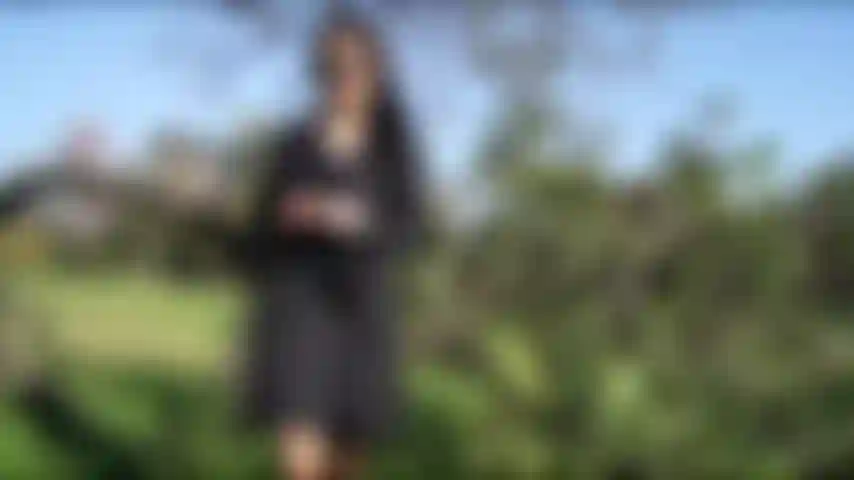 Flash nua e fumo em público. Parte 1, eu mostro minha buceta e minha buceta gostosas em público. Fumo assino e faço flashes.