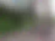 Paixão de galo com salto. Stilettos esmagam meu mini brinquedo 60fps parque feminino público ao ar livre.