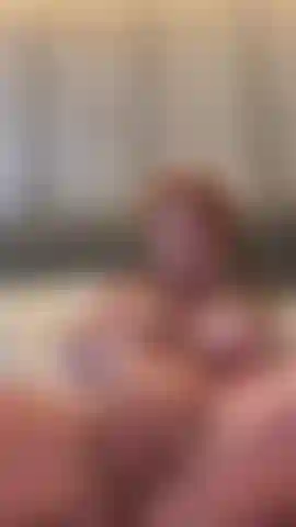 Gozando em cima do meu vibrador na minha cama de hotel.