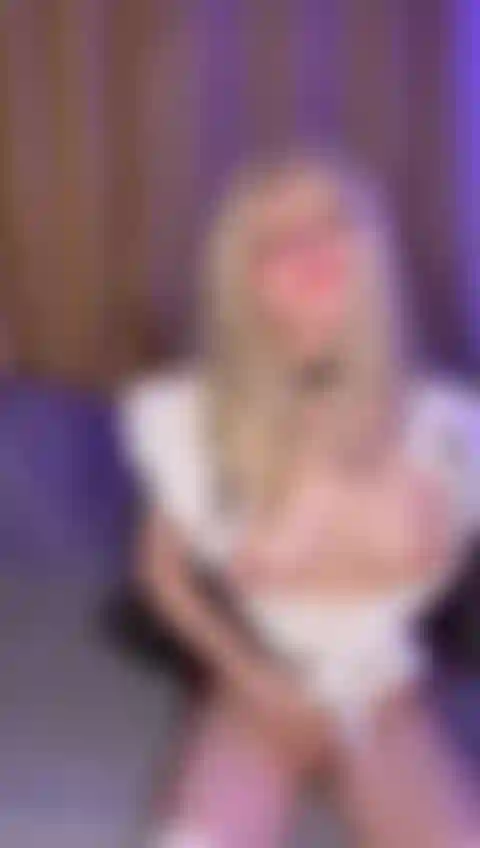 Annie tem seios e provocação.