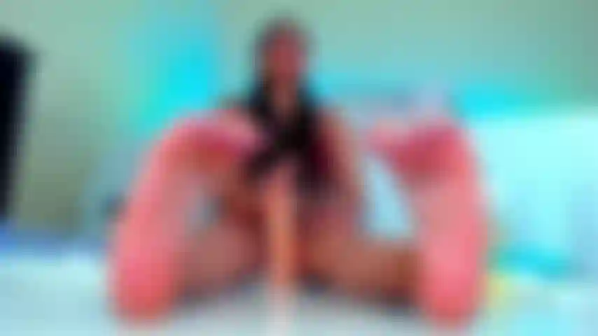 Faço punheta com as mãos com visão perfeita das solas dos pés.