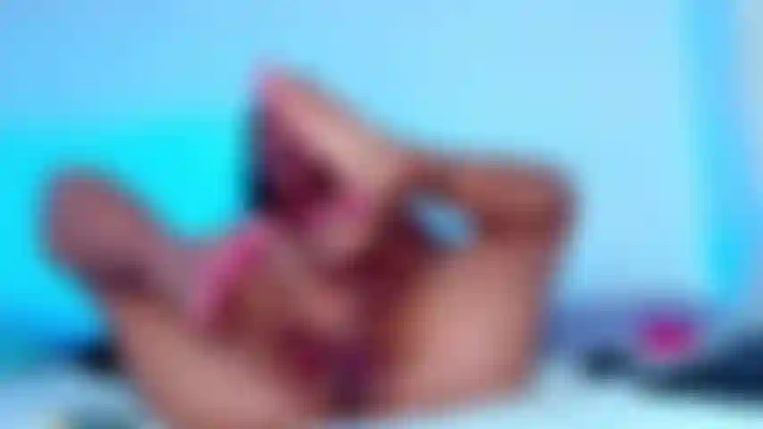 Gostosa chupando meus pés e fudendo minha bucetinha ao mesmo tempo.