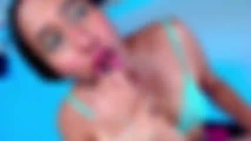 Chupando os dedos dos pés.