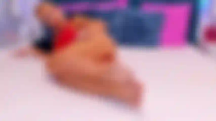 Nova cócegas (unhas pretas nos pés).