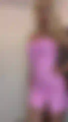 Dominação do látex rosa na cozinha! Para corno.