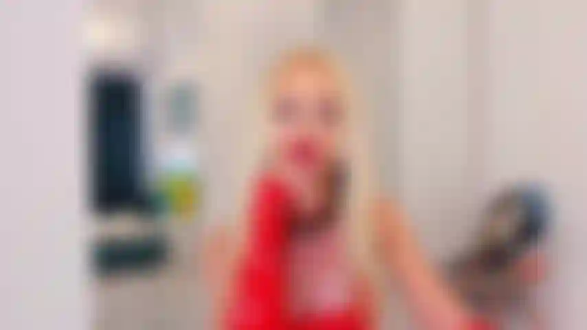 Sua deusa toda em látex vermelho, vestido e botas à mostra.