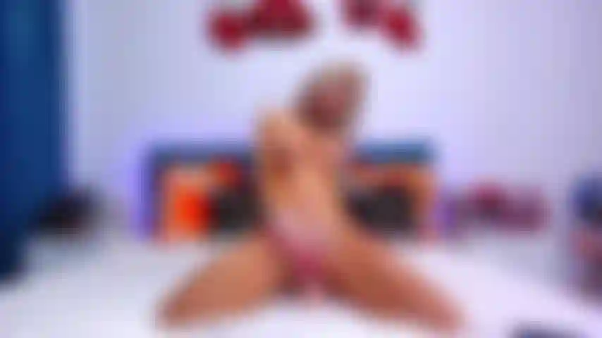 Cavalgo um dildo grande.