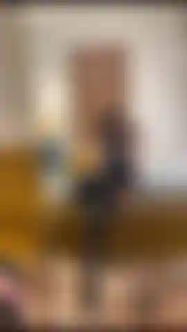 Provoco látex com um vislumbre de mamilos.